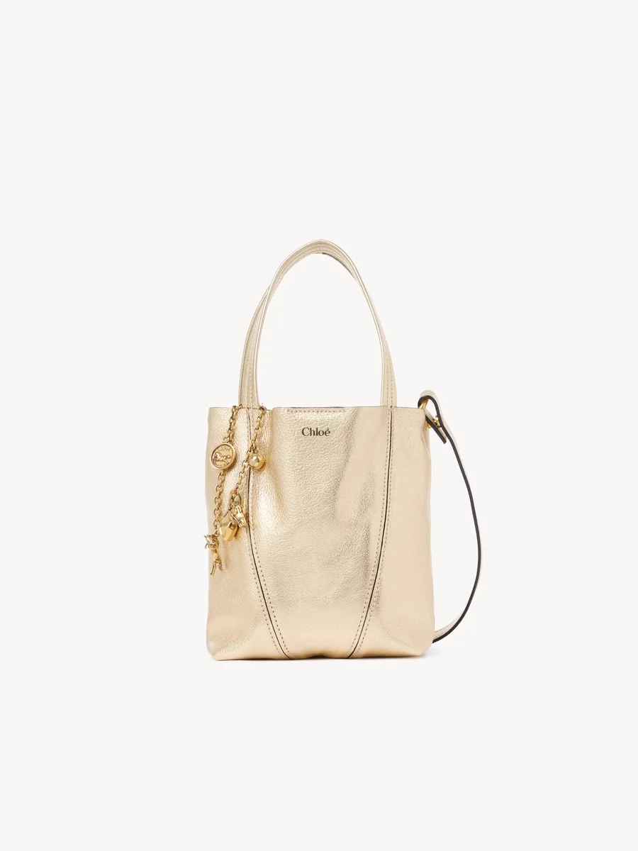 끌로에 메탈라이즈드 가죽 홀스 참 스몰 Chloé Spin 토트백 Light Gold 제품 사진