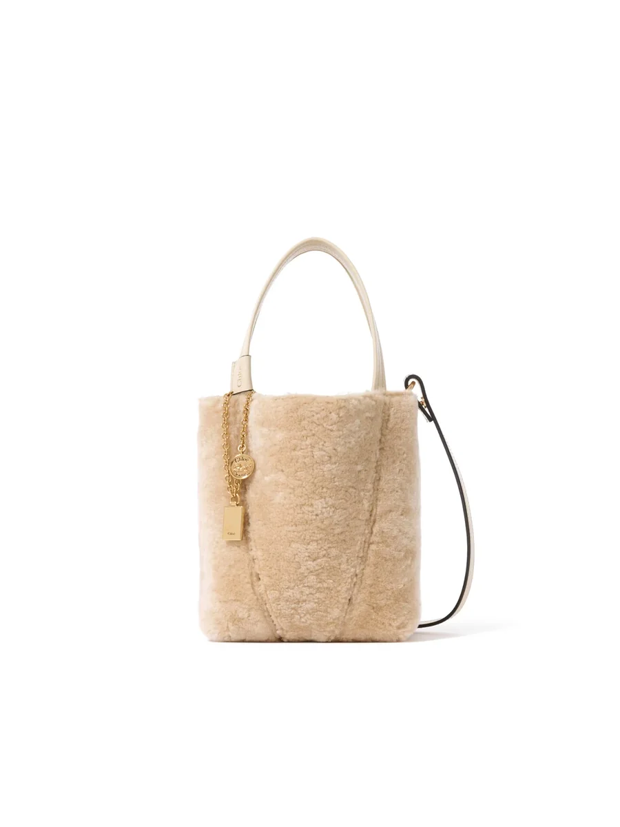 끌로에 시어링 스몰 Chloé Spin 토트백 Sweet Beige 제품 사진 끌로에 시어링 스몰 Chloé Spin 토트백 Sweet Beige 제품 사진