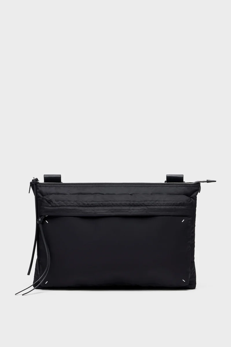 메종 마르지엘라 Zip Computer Bag East West 블랙 제품 사진 메종 마르지엘라 Zip Computer Bag East West 블랙 제품 사진