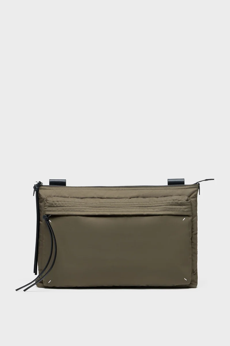 메종 마르지엘라 Zip Computer Bag East West 밀리터리 그린 제품 사진 메종 마르지엘라 Zip Computer Bag East West 밀리터리 그린 제품 사진
